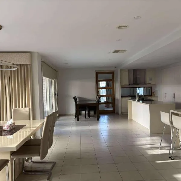 Lakeside House in Manor Lakes，位于Wyndham Vale的酒店