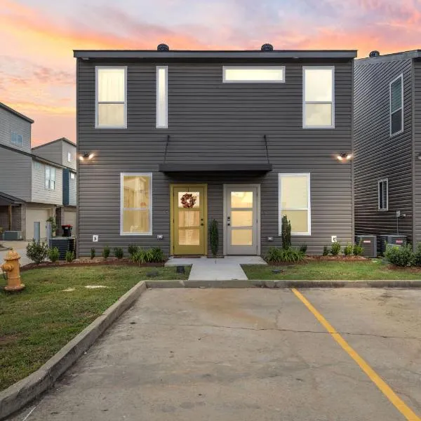 Beignet House Cajun Luxury Full Kitchen Fast WiFi，位于拉斐特的酒店