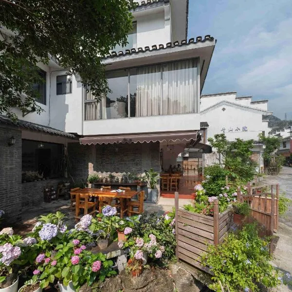 Castle peak yard Inn Free railway st ation pick-up by 2 nights English and Spanish reception available，位于桂林的酒店