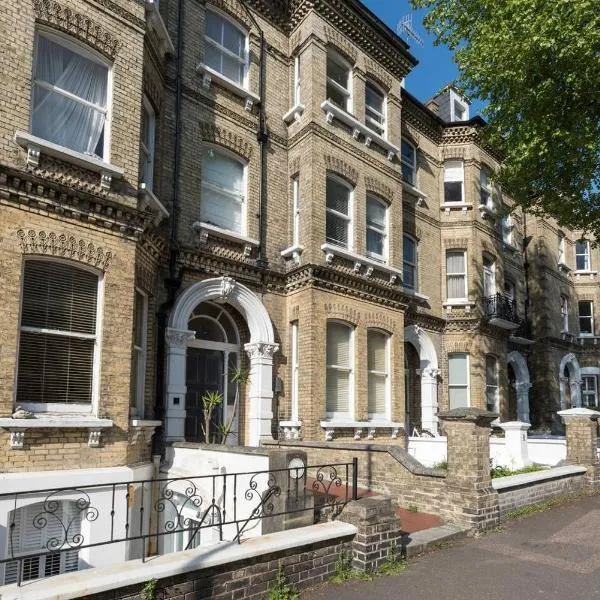 Stunning Victorian 2 Bed Nr Hove Beach & Station，位于布莱顿霍夫的酒店