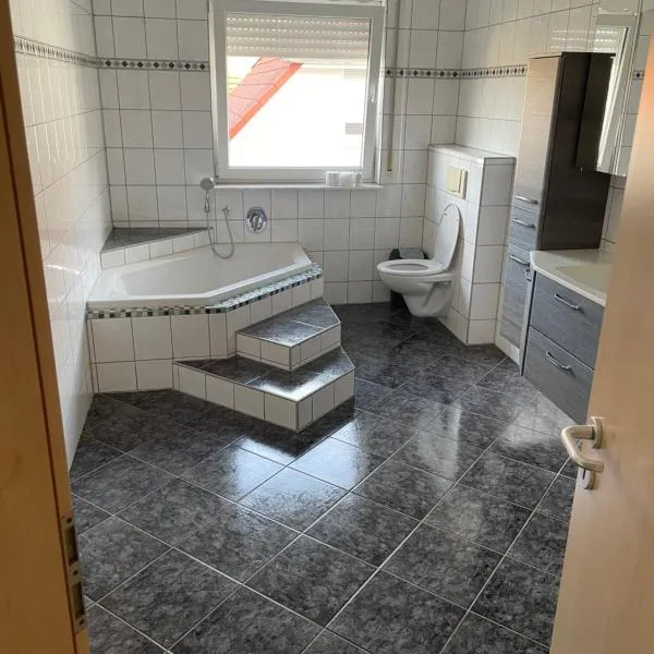 Kassel Lohfelden 4 Zimmer und Autobahn nähe Schmidt ll，位于洛费尔登的酒店
