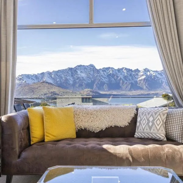 Luxury Home with Views of Lake Wakatipu，位于皇后镇的酒店