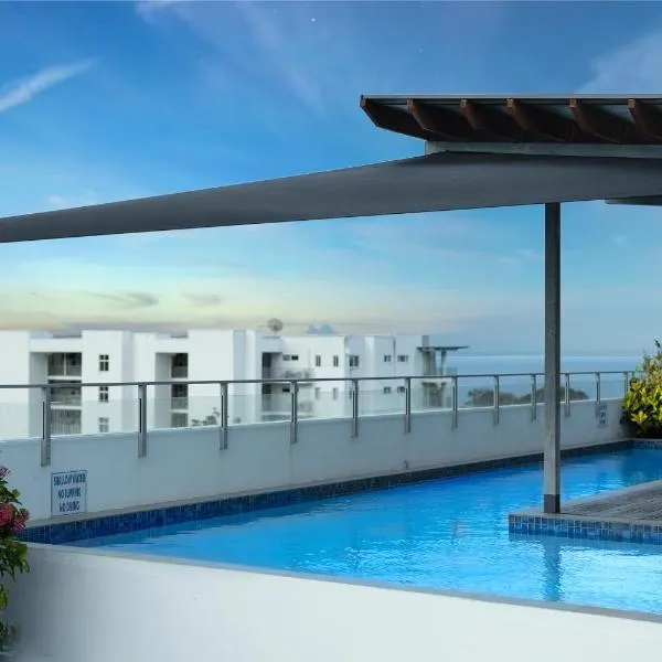 Panoramic views 3BR Cairns City Apartment，位于凯恩斯的酒店