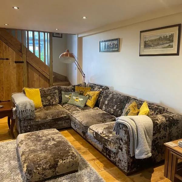 Meagill Cottage Sleeps 4 with Hot Tub & Parking，位于奥特利的酒店