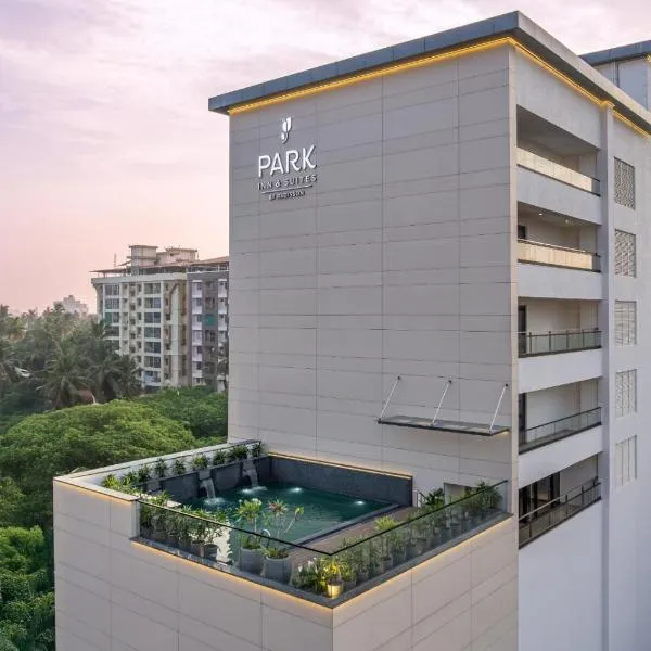 Park Inn & Suites by Radisson Thrissur East Fort，位于德里久尔的酒店
