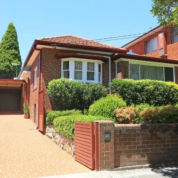 Sydney, Bexley North holiday home 3bedrooms, free parking, close to Train station and CBD，位于悉尼的酒店