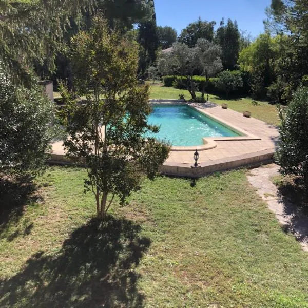 Gite en Provence dans grand jardin avec piscine partagée，位于科尔尼永孔福的酒店