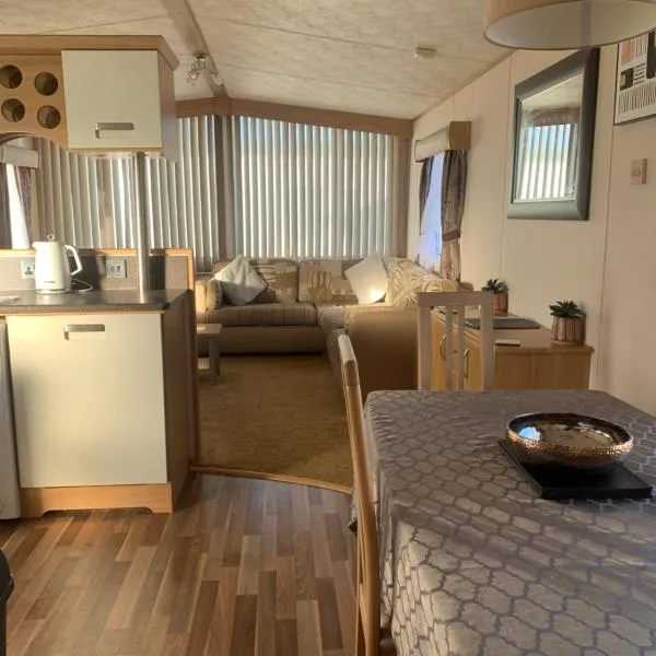 B58 3bed caravan, sleeps up to 8, free Wi-Fi, parking，位于康威的酒店