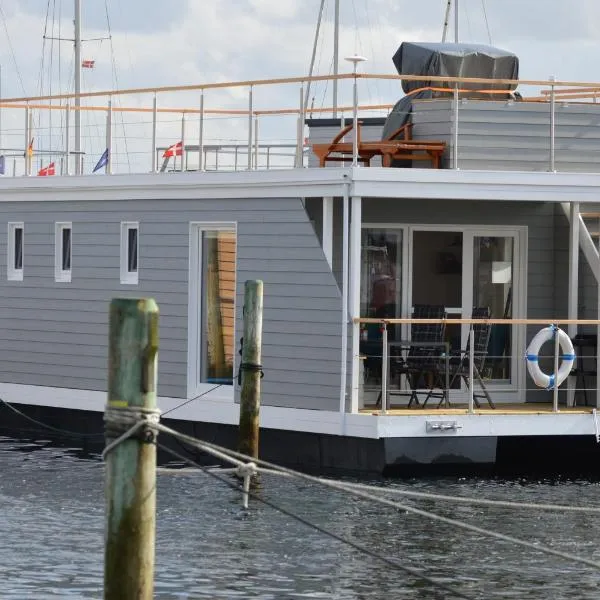 Hausboot Hecht mit Dachterrasse in Marina Minde, Dänemark，位于艾恩松的酒店