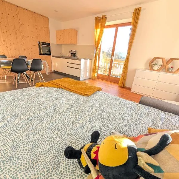 Appartamento LA REGINA un dolce rifugio tra api e natura，位于Tret的酒店