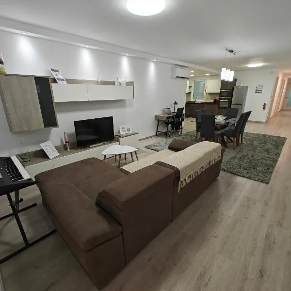 Modern Apartment with Large Outdoor Area - Sleeps 7, Close to Malta International Airport，位于卢加的酒店