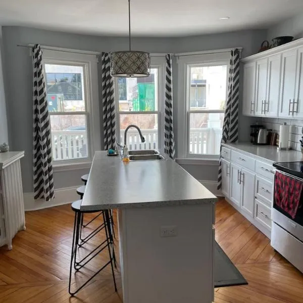 86A King Bed 2bd 3bt on Queen St. Downtown，位于夏洛特顿的酒店