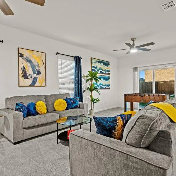 Crew Stay Sleeps 10, Wi-fi, Parking, Big Backyard，位于Lavon的酒店