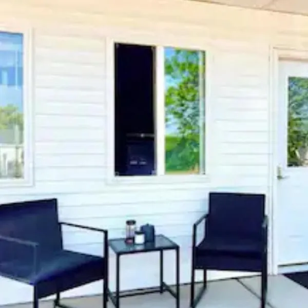 Cozy Studio Steps from Ferry Downtown St Ignace，位于圣伊尼亚斯的酒店