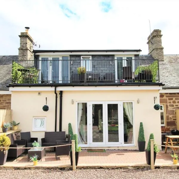 Berwick Upon Tweed - Norham - 15 Minutes From Beach - Dog Friendly - 3 Bedrooms 2 Bathrooms Cottage - Large Balcony - Private Garden - Off Street Parking - Quiet Rural Location - Fast Wifi，位于斯温顿的酒店