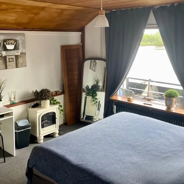 1-2 pp ROOM AMS Airport great view lake，位于Roelofarendsveen的酒店