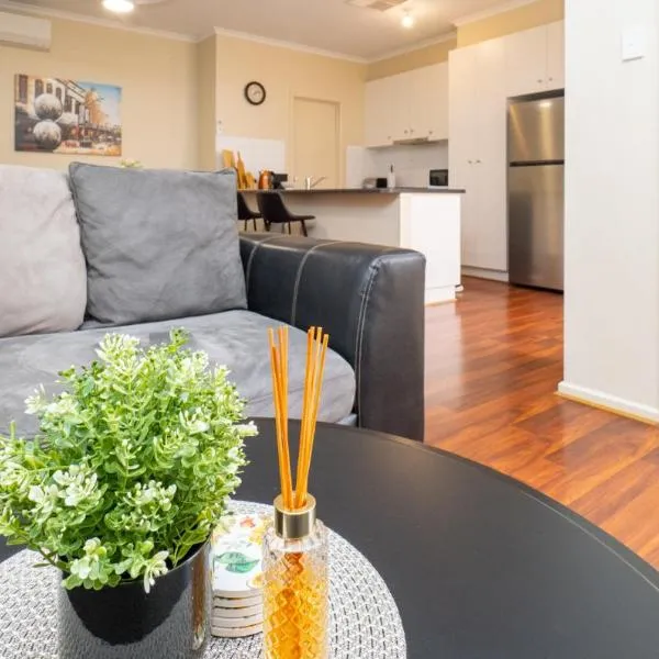 4 BR Home with Garage- short walk to shops, cafe, dining, and supermarkets，位于Smithfield的酒店