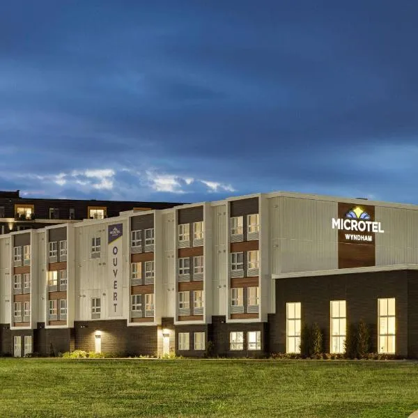 Microtel Inn & Suites by Wyndham Boisbriand，位于布兰维尔的酒店