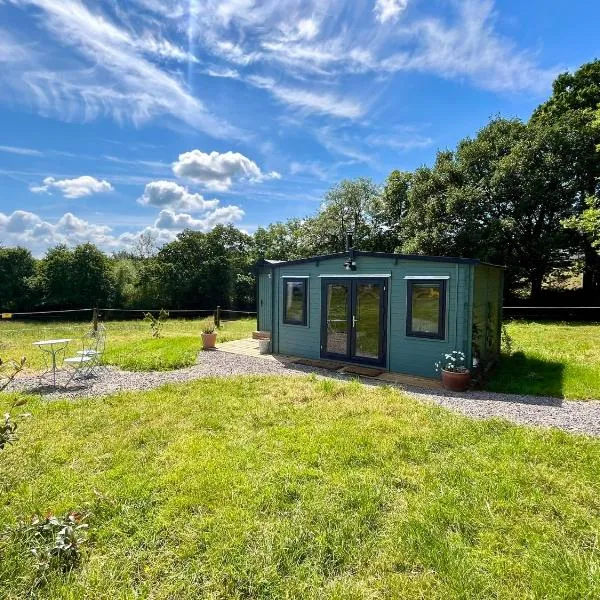 Peaceful eco glamping cabin，位于Pauntley的酒店