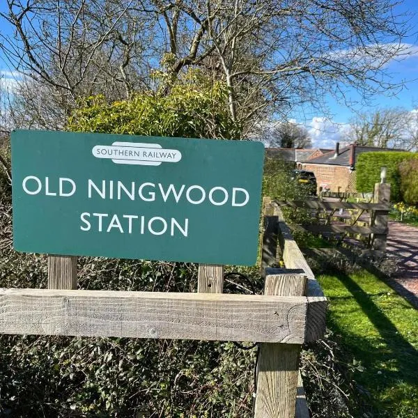 Ningwood Old Station Chalet Ningwood Isle of Wight，位于Isle of Wight的酒店