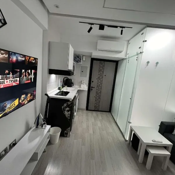 Modern Shared Studio in Heart of Zamalek - Males only，位于开罗的酒店