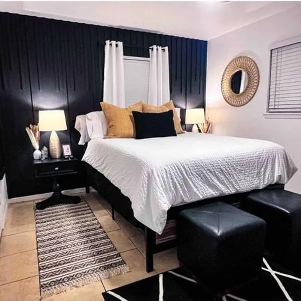 Pristine Full Sized Montrose Apartment Half Block to Menil Museum，位于休斯顿的酒店