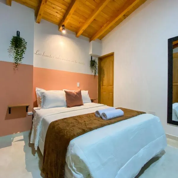 Prosperity Room - a solo una cuadra del parque，位于Carmen de Viboral的酒店