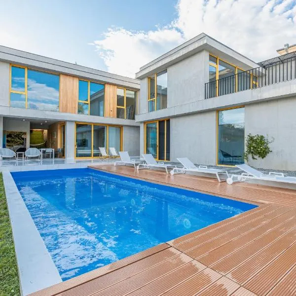Villa Tabori Hill - Modern 7BR Villa near Old Tbilisi，位于第比利斯的酒店
