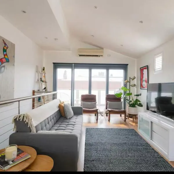 Designer townhome adjacent to East Brunswick Village 2min to tram plus private parking，位于墨尔本的酒店