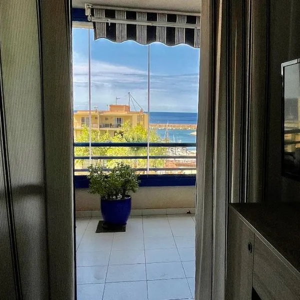 Turquesa Beach Cozy apartment with sea view，位于艾法奇的酒店