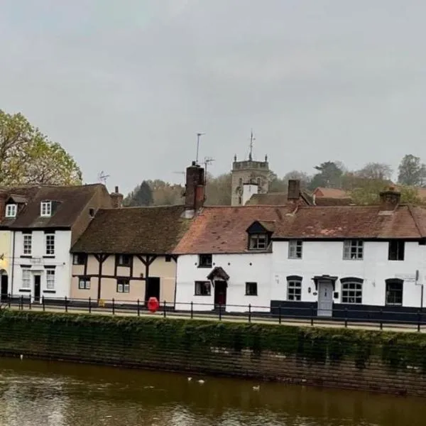 Bewdley River Cottage - Free private gated parking for 2 cars - River front location，位于斯陶尔波特的酒店