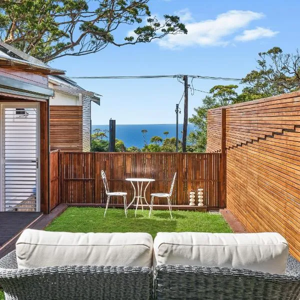 Romanic Garden View 1 bed Apartment with ocean views at Stanwell Tops，位于斯坦威尔公园的酒店