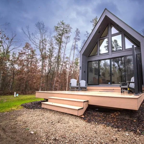 Gorgeous Modern Chalet In The Woods，位于Wellston的酒店