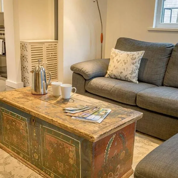Pine Cabin Overlooking Bedgebury Forest，位于Goudhurst的酒店