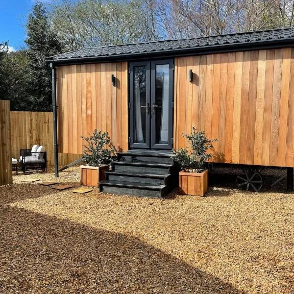 Berwyn Lodge with private hot tub，位于兰戈伦的酒店