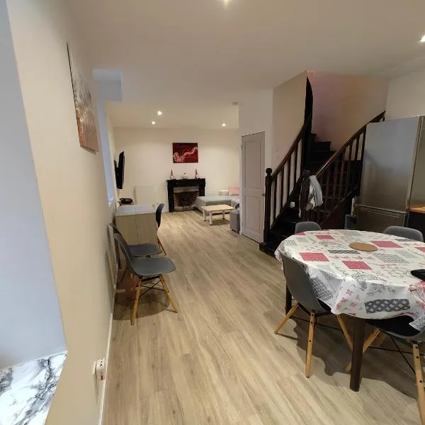 Gîte 10 personnes maison entière，位于Villemoirieu的酒店