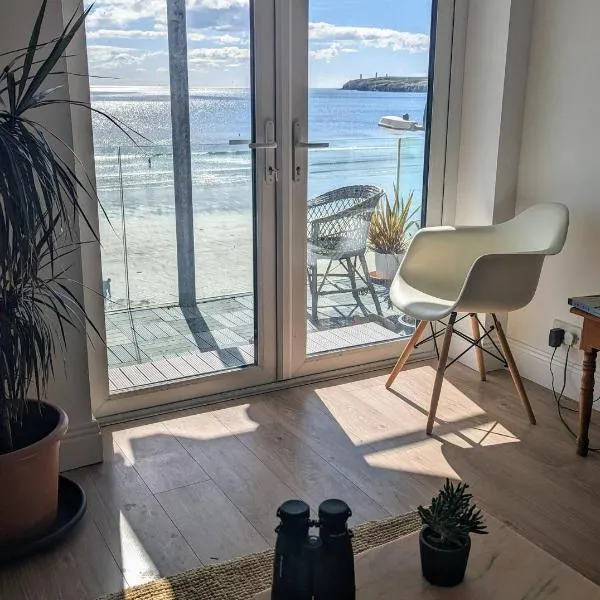 Charming Beachfront Apartments, Best Sea Views in Tramore，位于特拉莫尔的酒店