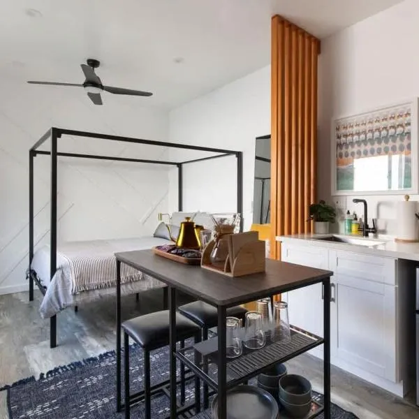 Vibe on the Patio at a Modern Luxury Studio near LAX Beach，位于洛杉矶的酒店