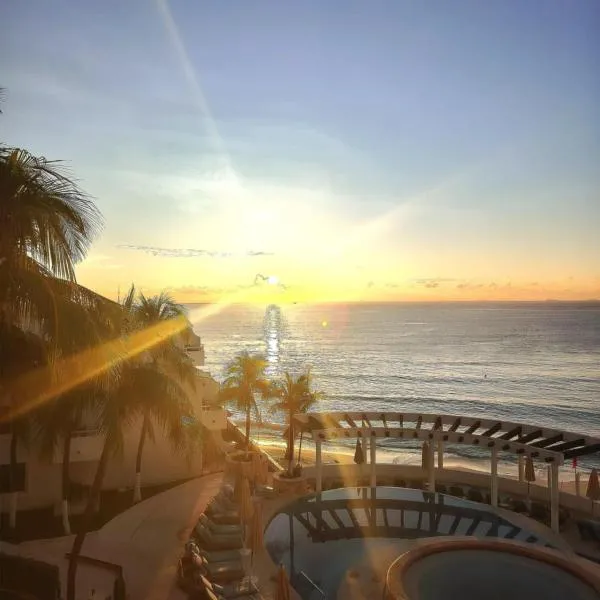 SUNSET FISHERMEN BEACH & SPA RESORT-Optional All Inclusive- 3 UNITS CHOICE-ROOM - 344A Ocean view with terrace- ROOM 344B No terrace, View from window to park - STUDIO 344C Ocean View Studio for 2- Playacar Beach, Phase 1-NO ELEVATOR!，位于普拉亚卡门的酒店
