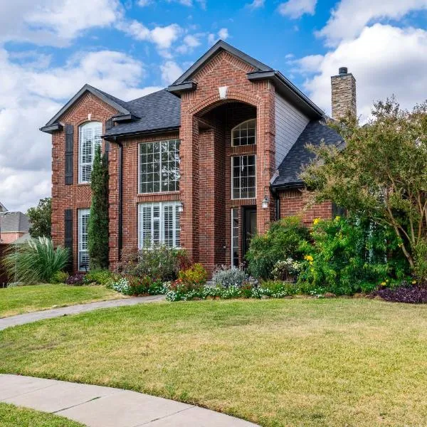 Urban Oasis in Plano 5BD & Heated Pool，位于普莱诺的酒店