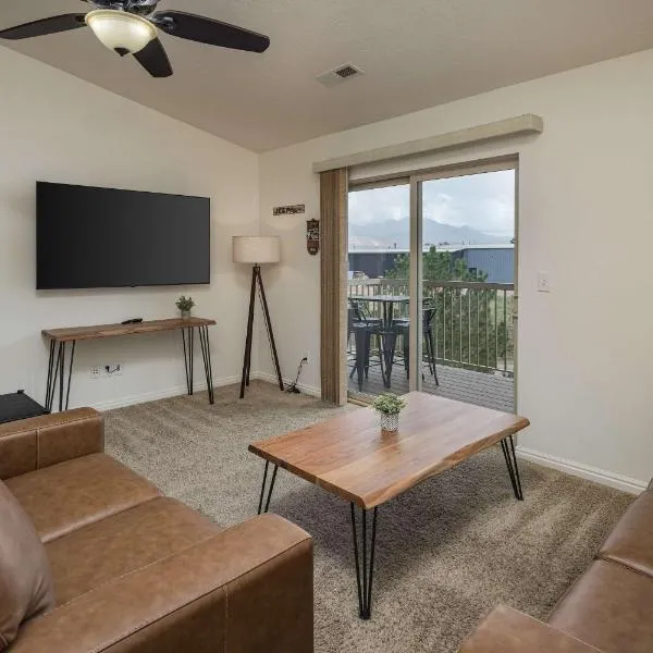 1L Top Floor Moab RedCliff Condo POOL & HOT TUB，位于摩押的酒店