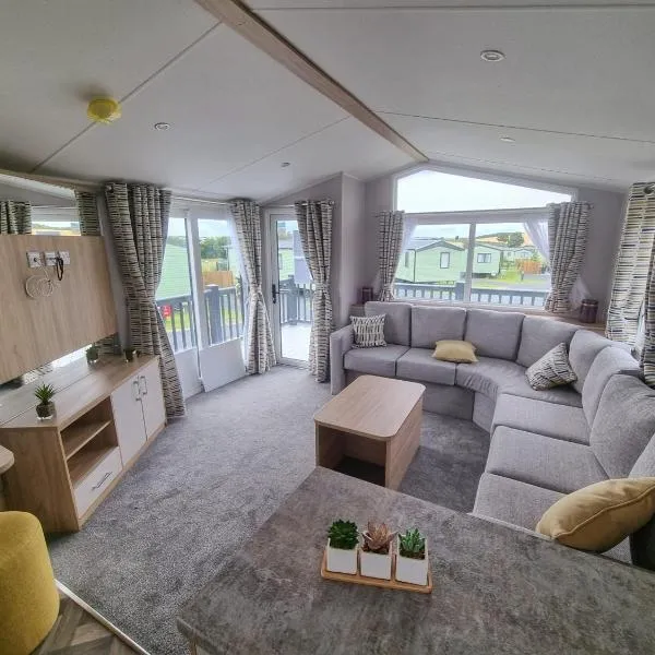 Emma's Oasis 3-bedroom caravan at Durdle Door sleeps 6，位于西拉尔沃思的酒店