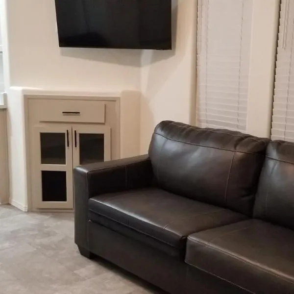 038 Dine & Unwind Tiny Home near Grand Canyon South Rim，位于瓦莱的酒店