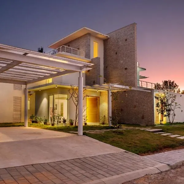 Golf View Home by StayJade, 4BHK, Projector，位于霍苏尔的酒店