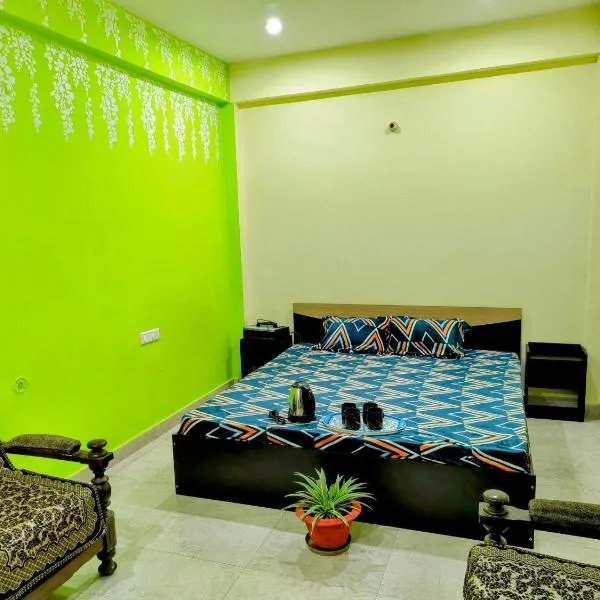 2 BHK & Balcony Nature's Theme Apartment Homestay，位于Prayagraj的酒店