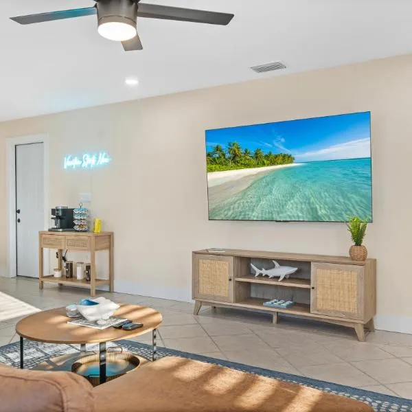 The Shark Tank Cocoa Beach - Beach Boho, Downtown, 5-Min Walk to Beach, Shops & Bars，位于可可比奇的酒店
