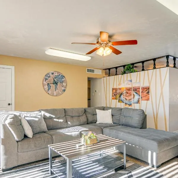 3 Mi to Glen Canyon Dam: Home w/ Fenced Yard，位于佩吉的酒店