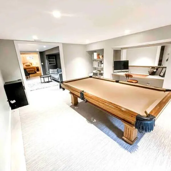 Modern Westport Studio with Pool Table & Lounge，位于韦斯特波特的酒店