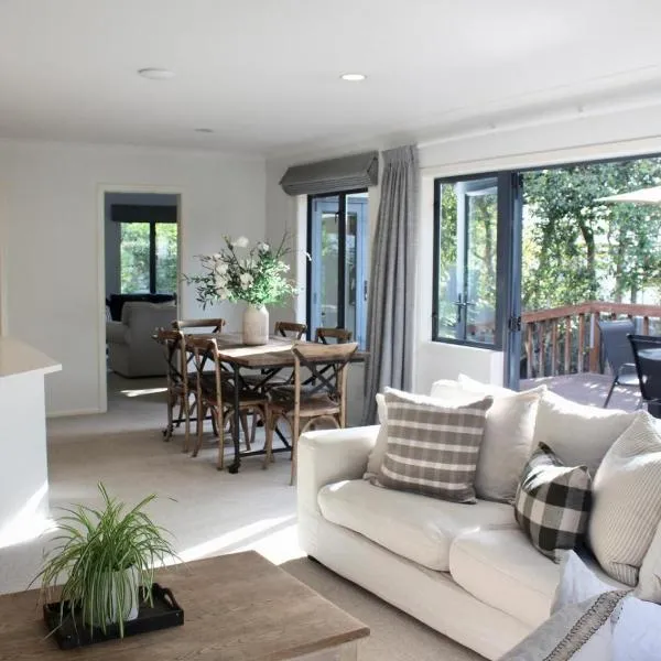 5-min walk to Village - Havelock North Holiday Home with Spa Pool，位于北哈夫洛克的酒店