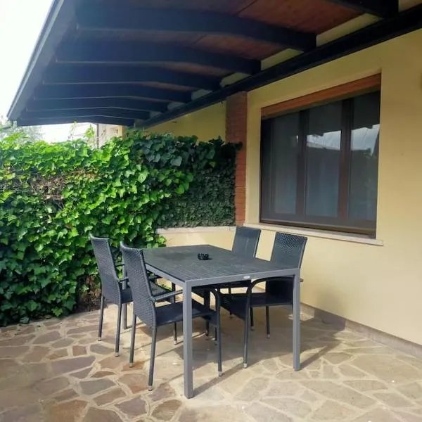 Memy's House trilocale con giardino，位于西尔米奥奈的酒店